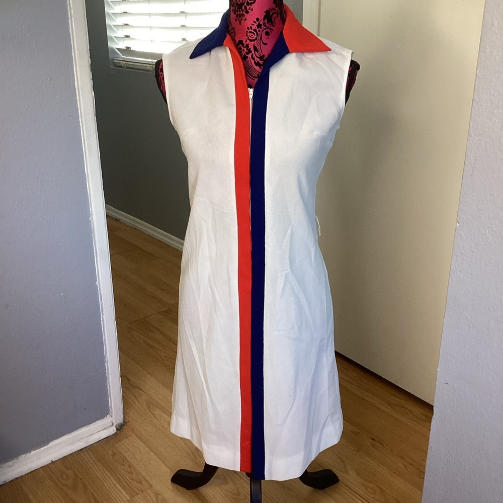 Vintage Sporty White Dress with Bold Stripes M